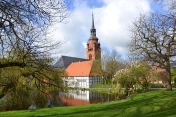 St. Laurentiikirche mit Klosterhof